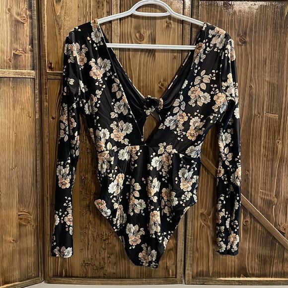 Seafolly
Splendor Long Sleeve Surfsuit - Picture 5 of 11